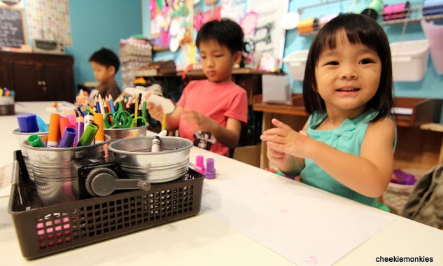 Giúp bé hết sốt ruột chờ món ăn ở nhà hàng bằng 5 trò chơi đơn giản mà vui 